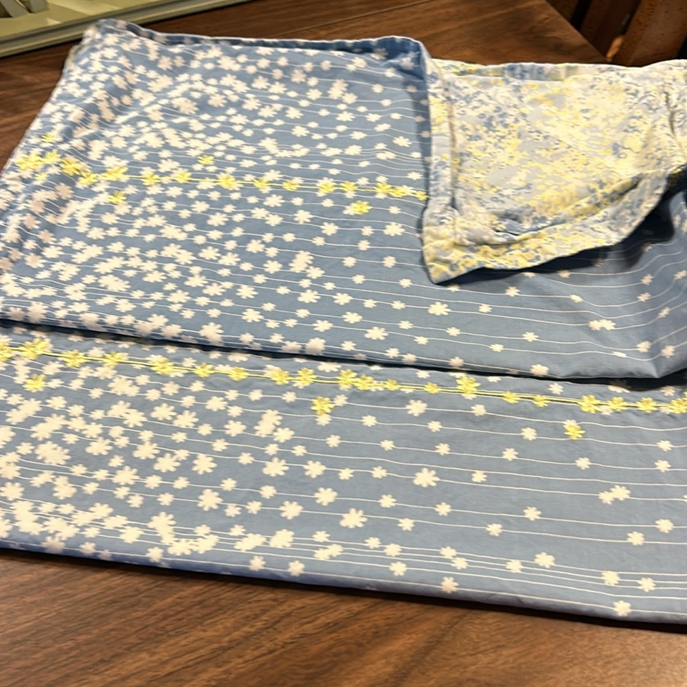Embroidered Daisy 🌼 Pillow Sham Set.